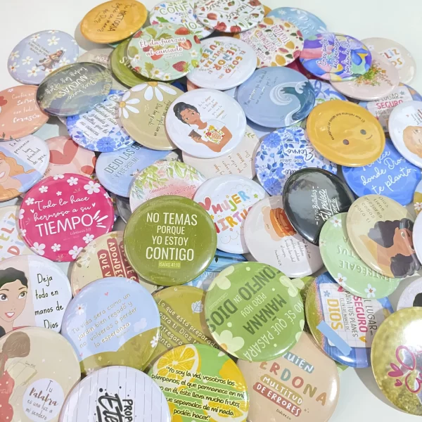 Botones broche con mensajes de fe Botones broche con mensajes de fe